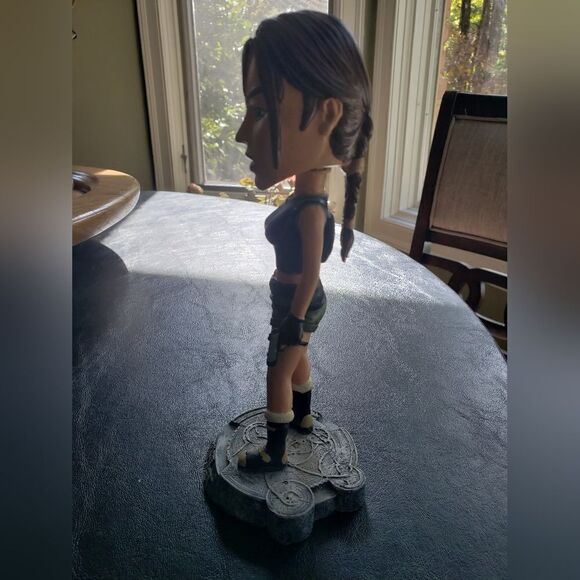 Lara Croft Bobblehead - Picture 6 of 9
